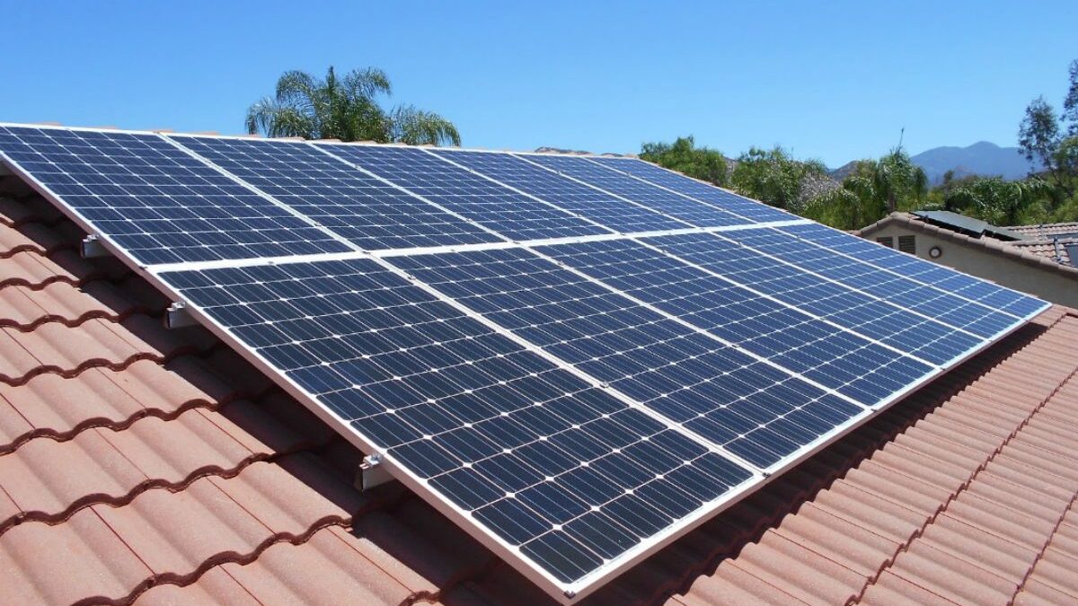 Sungenia-Solar-Power-Damme-Family-roof